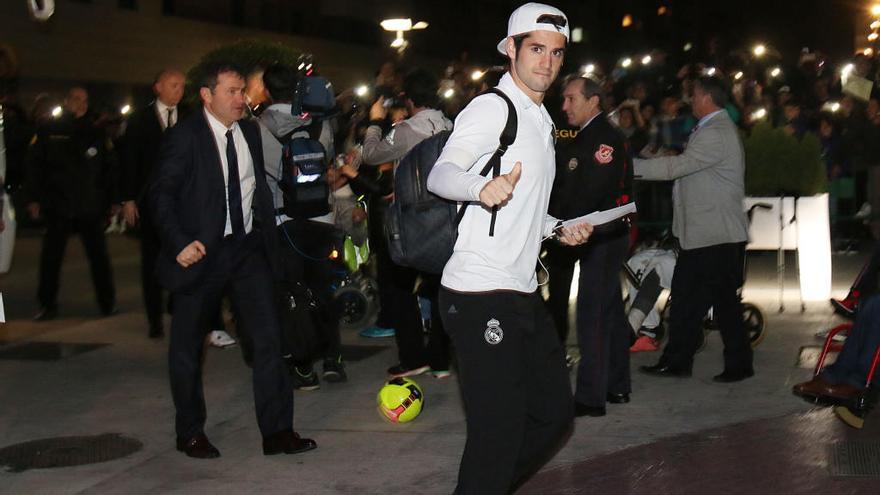 Isco saluda a su llegada a Málaga la temporada pasada.