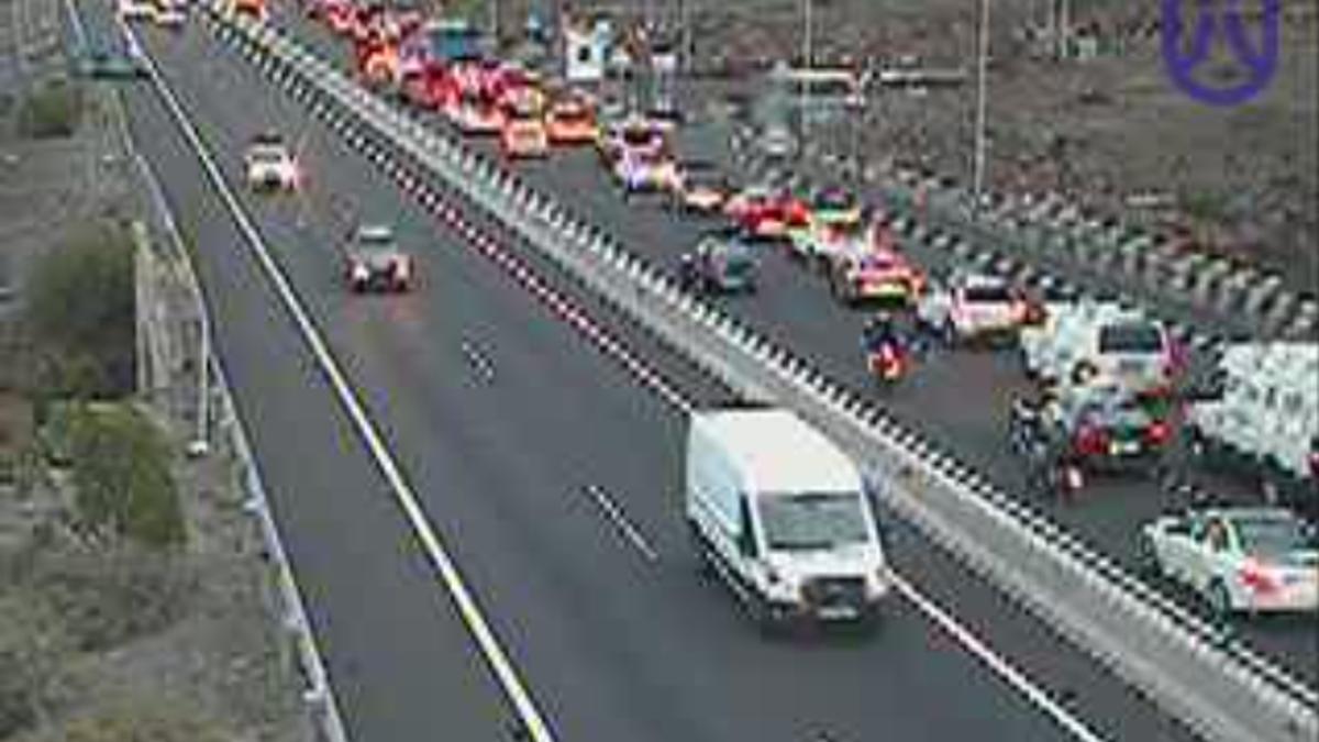 Colas en la autopista del Sur de Tenerife.