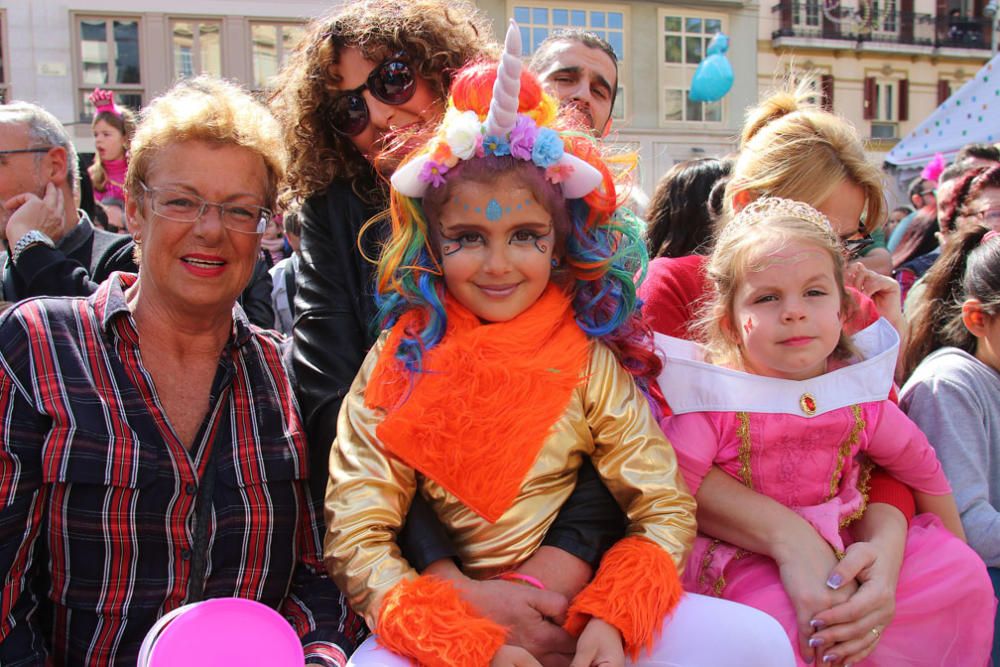 Las familias y los niños disfrazados toman las calles del centro de Málaga el primer domingo de Carnaval.