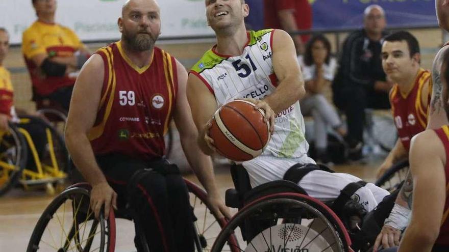 Agustín Alejos lanza a canasta durante el último Trofeo Pablo Beiro. // R. Grobas