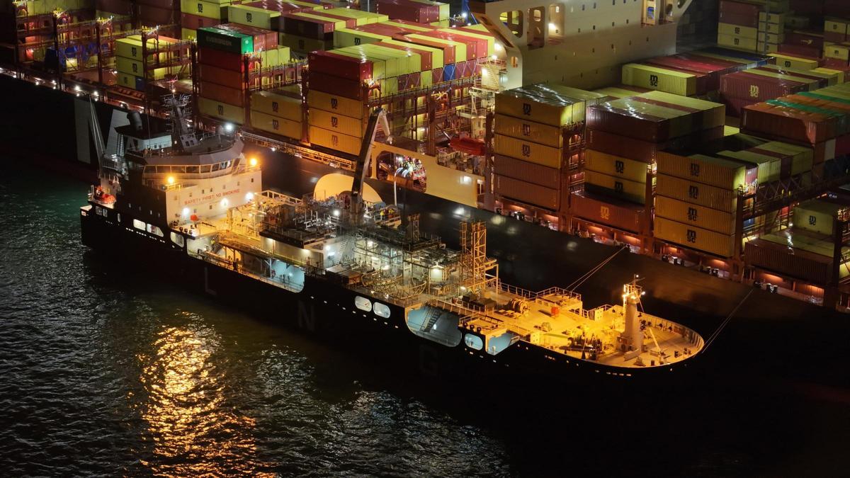 Primera operativa de suministro de gas natural licuado a un barco de mercancías en el Puerto de Málaga.