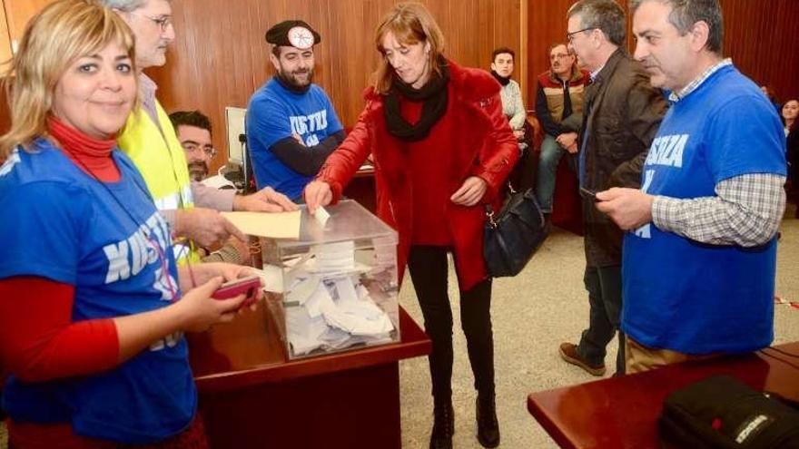 Cinco horas para cotar, de forma secreta y en urna |  Los trabajadores del sector de la Justicia estaban llamados ayer a las urnas para decidir con su voto, emitido de forma secreta, el camino que debía seguir la negociación con la Xunta. El comité de huelga habilitó urnas para votar en los edificios judiciales de las ciudades gallegas de 12:00 a 17:00 horas. En la imagen superior, en Vigo y en la inferior, en la ciudad de Pontevedra.