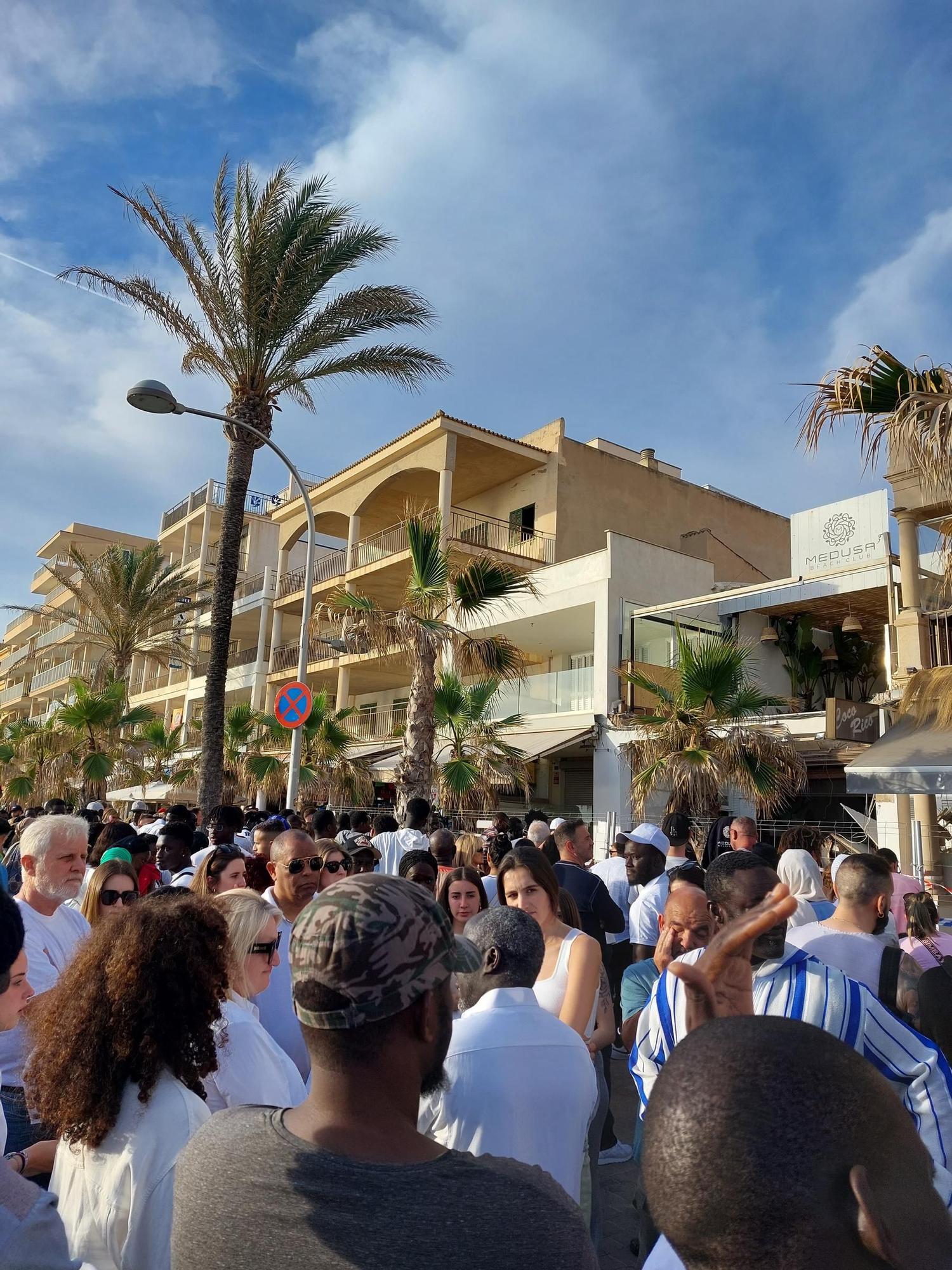 Homenaje a los fallecidos en la Playa de Palma