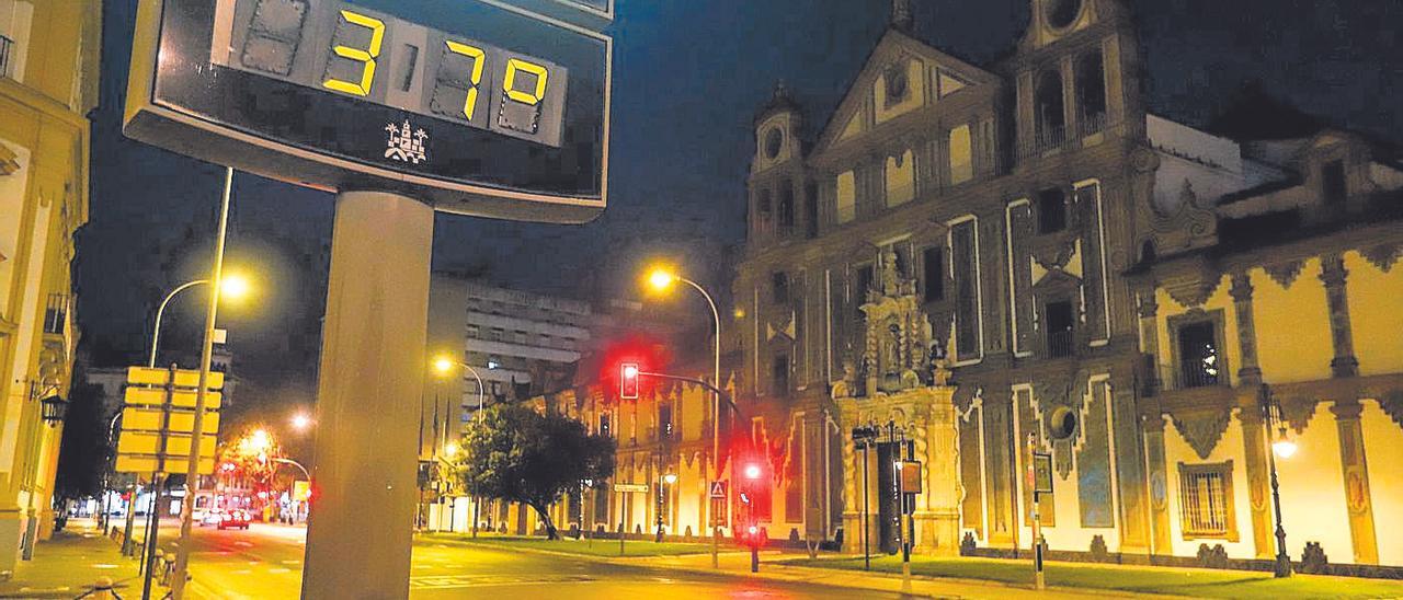 Un termómetro marca 37 grados centígrados una noche de este verano en Córdoba.