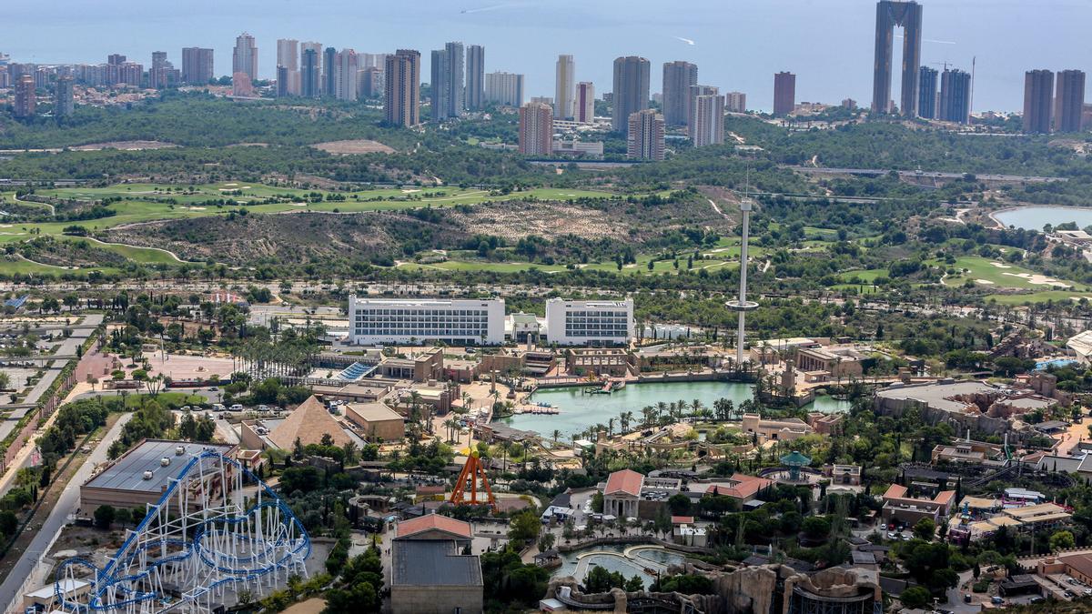 Una panorámica del entorno de Terra Mítica, con Benidorm al fondo, donde destaca el In Tempo..