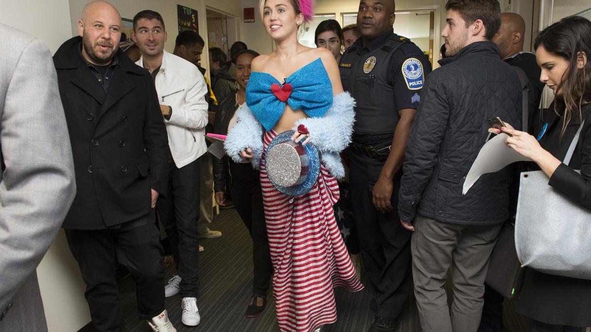 Miley Cyrus apuesta por Agatha Ruiz de la Prada para hacer campaña por Hillary Clinton