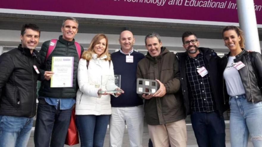 La profesora del colegio San Vicente de Paúl, Isabel García (tercera por la izquierda) con parte del equipo del Escape Room Digital. | Cedida