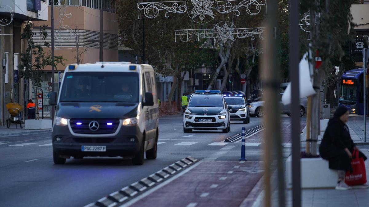 Los detenidos llegan en varios furgones de la Guardia Civil al edificio de los juzgados