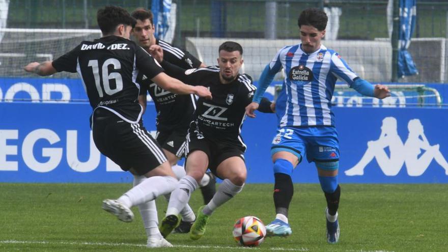 Mati Castillo, en el partido contra el Langreo. |  // CARLOS PARDELLAS