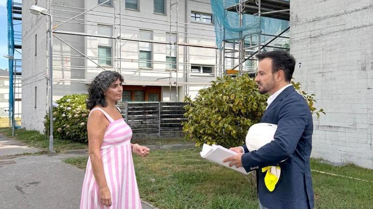 La edil Clara García y Jesús Daniel Sánchez durante la visita a Almuña.