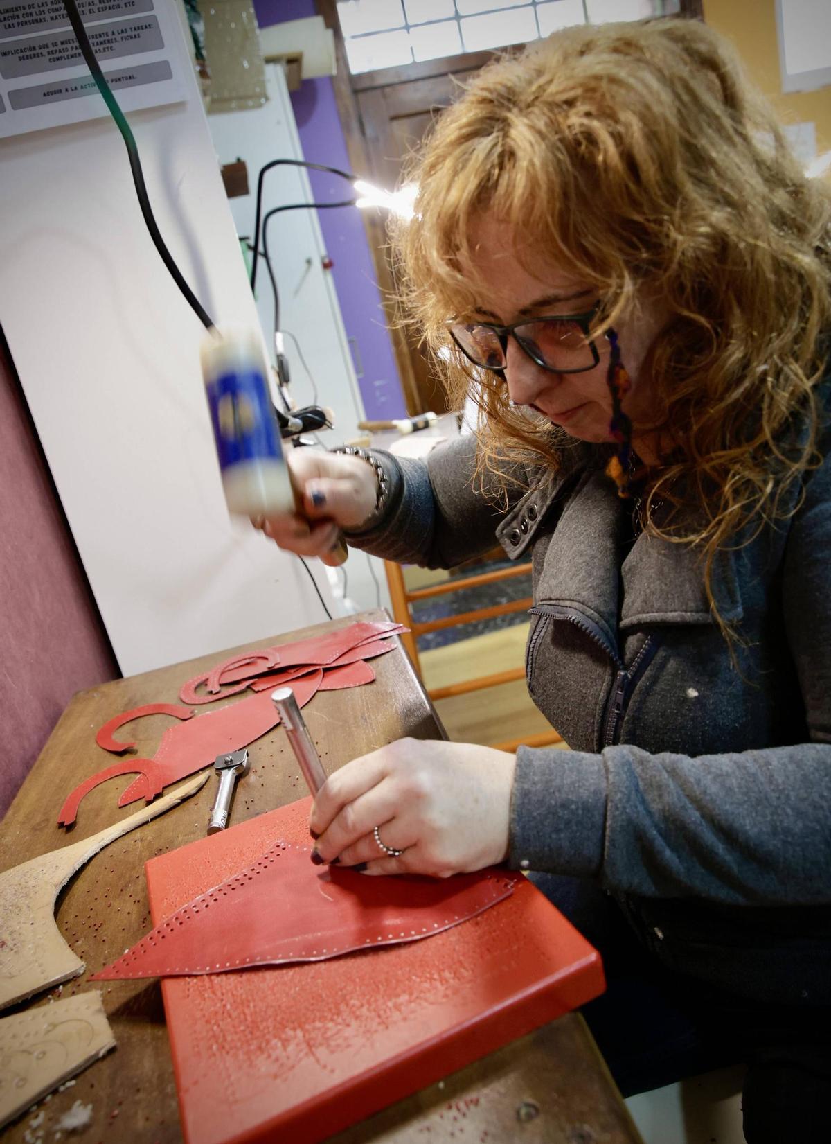 Cosido a mano y con alma en Mar de Niebla: “El cuero me salvó la vida y ahora quiero ayudar a otros”