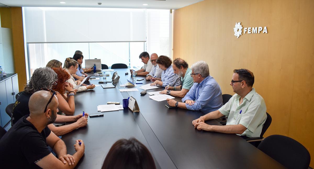 Foto del convenio colectivo firmado entre Fempa, CCOO y UGT para el comercio del metal en Alicante