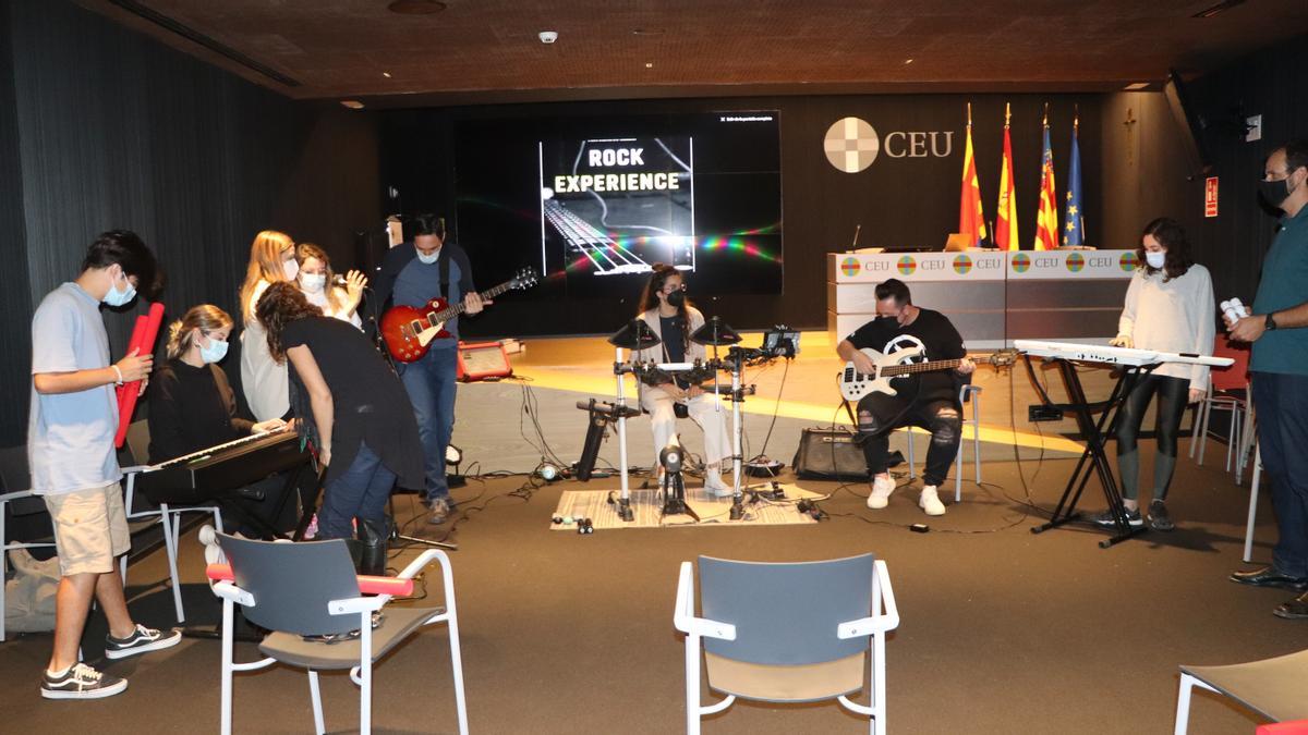 Los alumnos de Magisterio durante el taller sobre los fundamentos del rock.