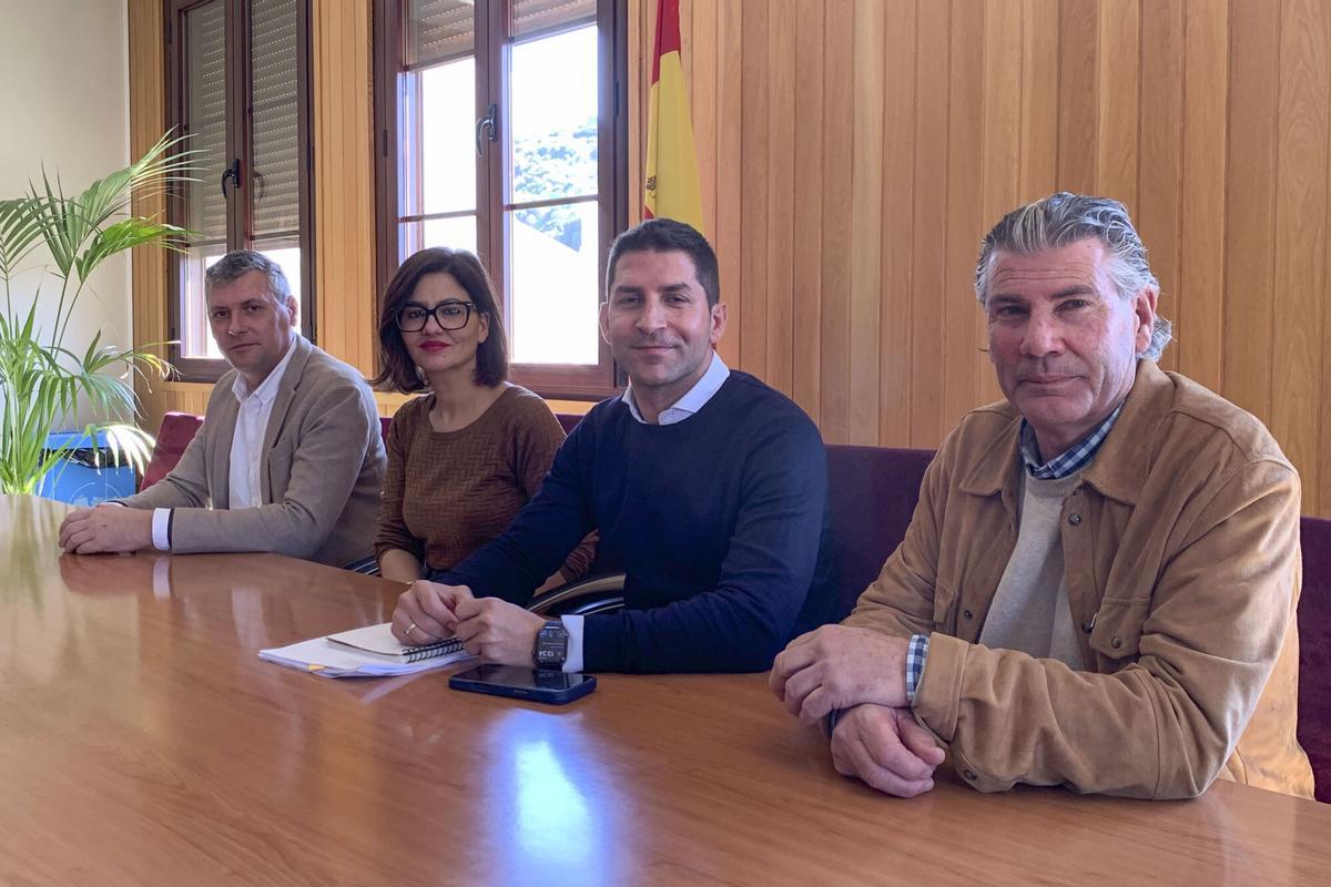 La ministra de Juventud e Infancia, Sira Rego, junto a los alcaldes de Jimena de la Frontera (Cádiz), Francisco Gómez; de Casares (Málaga), Juan Luis Villalon, y de San Martín del Tesorillo (Cádiz), Jesús Fernández, en Casares (Málaga). EFE / Esther Gómez