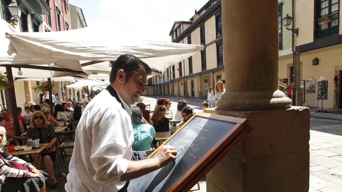 Un camarero en la Plaza del Fontán, en Oviedo.