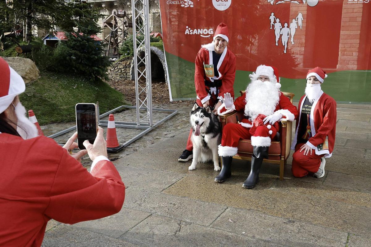 Gran ambiente en la Carrera de Papá Noel en Santiago