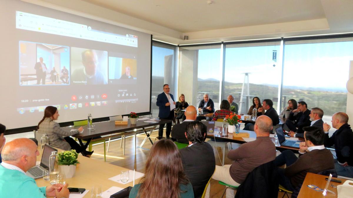 Reunión del director general con empresarios de la zona sur de Extremadura en las instalaciones de Desconecta2
