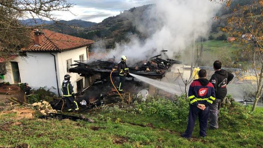 Sofocan el incendio en un hórreo en La Rebollada