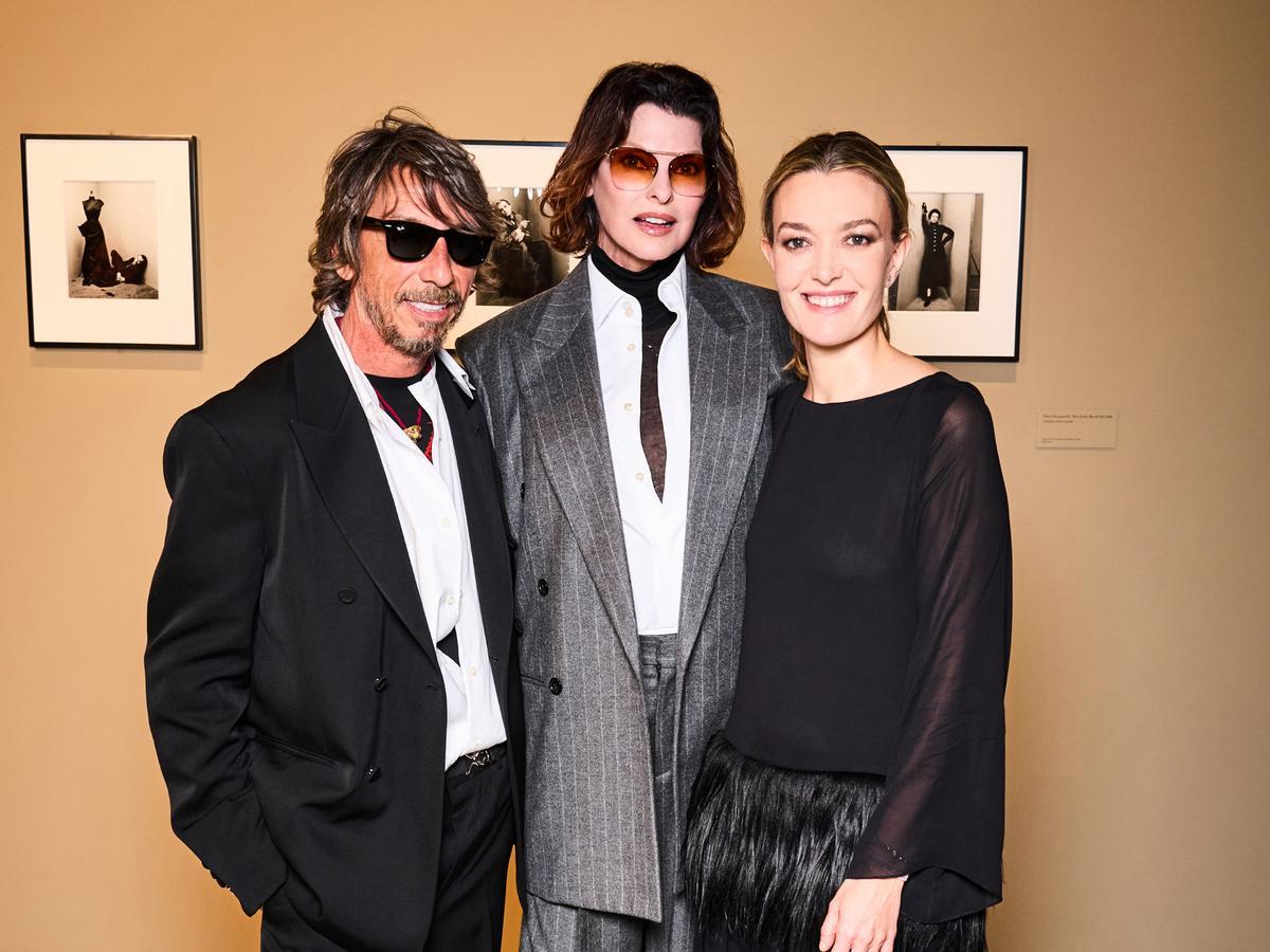 Marta Ortega (derecha), con Pierpaolo Piccioli y Linda Evangelista, en la preinauguración de la nueva muestra fotográfica impulsada por la Fundación MOP en A Coruña.
