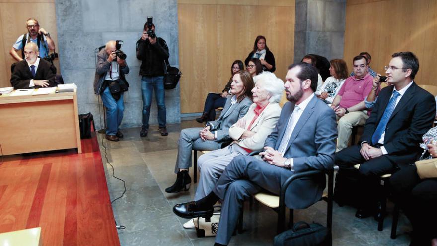 En primera fila, Henar Ortiz, por la izq., Menchu Álvarez del Valle y Jesús Ortiz, durante el juicio. // J. Rus