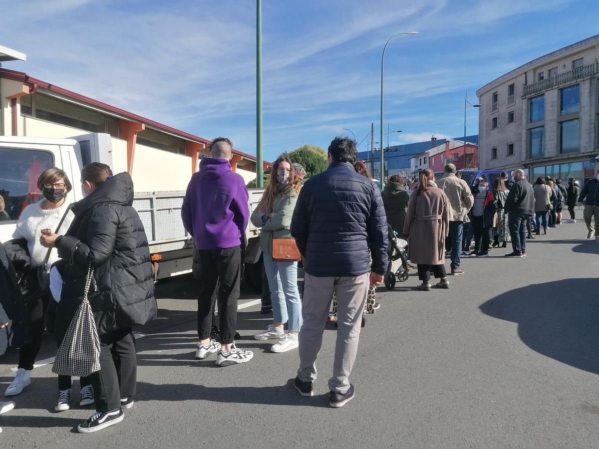 Numerosas personas hacen cola para visitar la feria del Playmobil