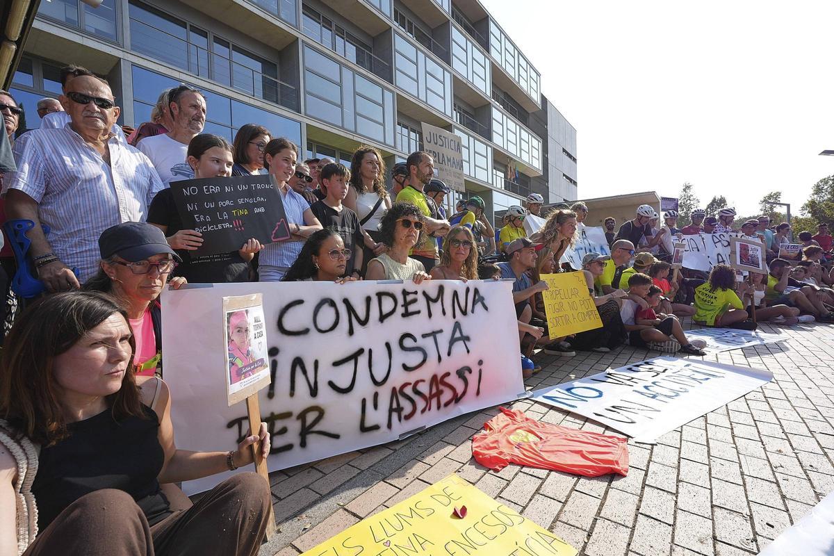 Les imatges de la concentració de rebuig a la condemna pel conductor que va matar una ciclista als Àngels