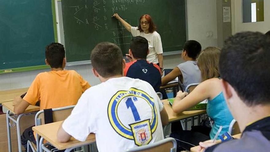 Estudiantes en un aula de repaso en la provincia, al término de su horario lectivo diario.