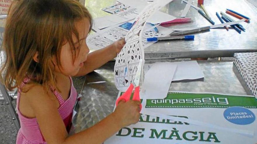 Infants aprenen màgiaal Passeig de Manresa