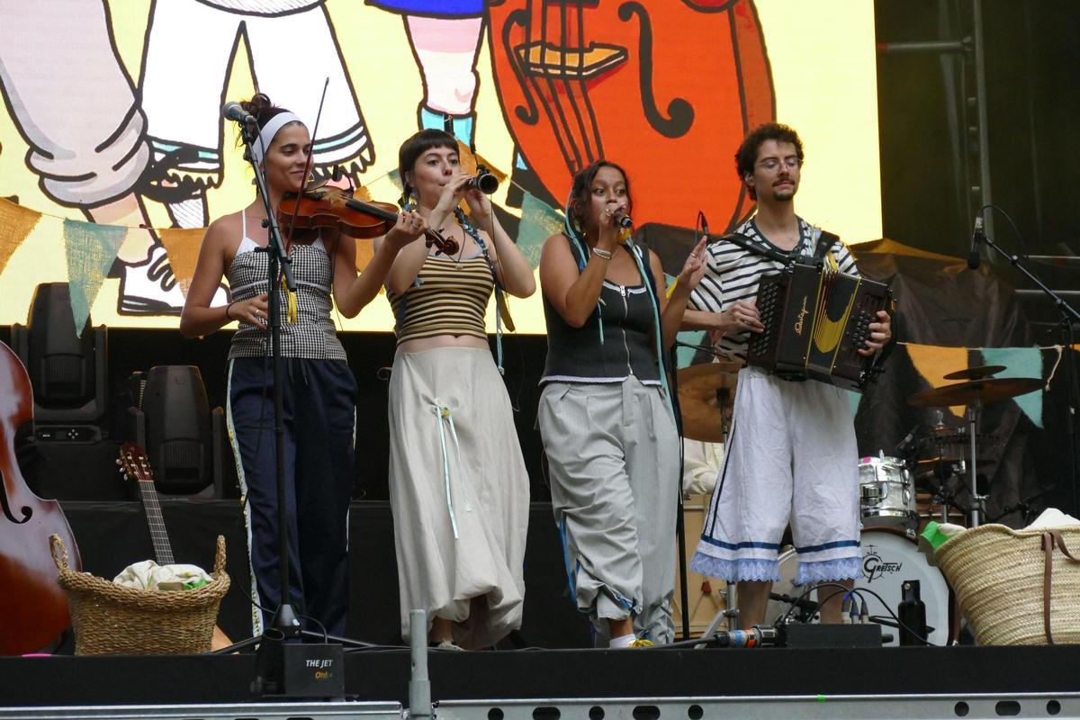 EN IMATGES | L'Acústica celebra la seva segona nit amb un ambient festiu i reivindicatiu