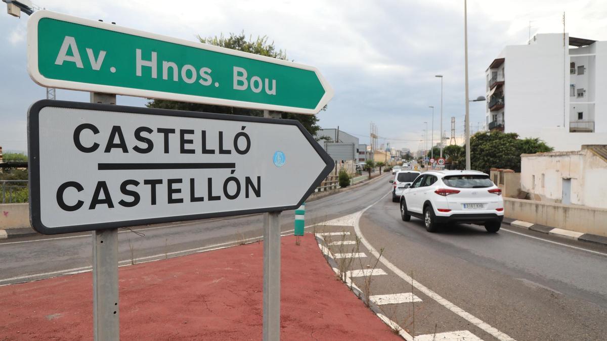 Señales de tráfico con el doble topónimo, en Castelló de la Plana.