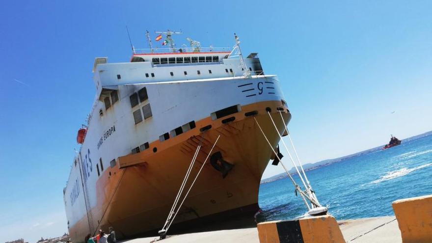 El carguero &#039;Grande Europa&#039; amarrado en el Moll Vell de Palma.