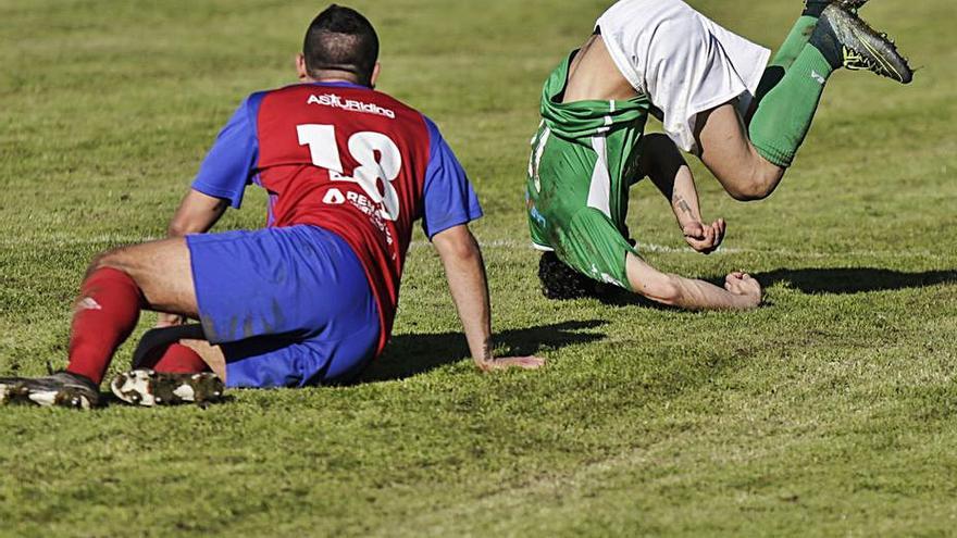 Medori, a la izquierda, derriba al jugador del Industrial Riki. | Julián Rus