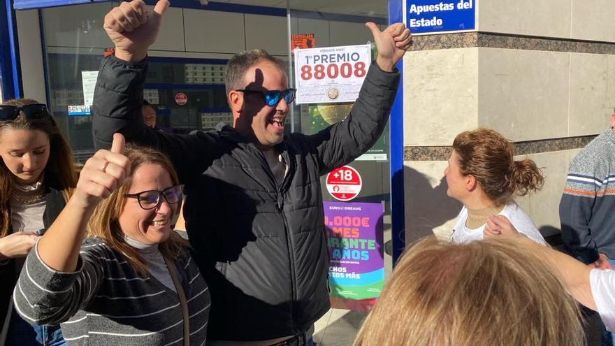 Gran ambiente en la administración de Elche que ha repartido 8 décimos del Gordo de la Lotería de Navidad