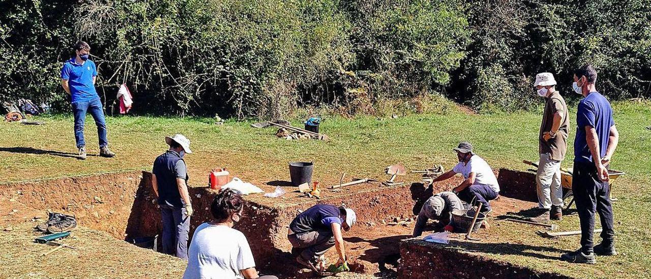 Trabajo en el yacimiento de San Martín de la Estaca, ayer, en Las Regueras.