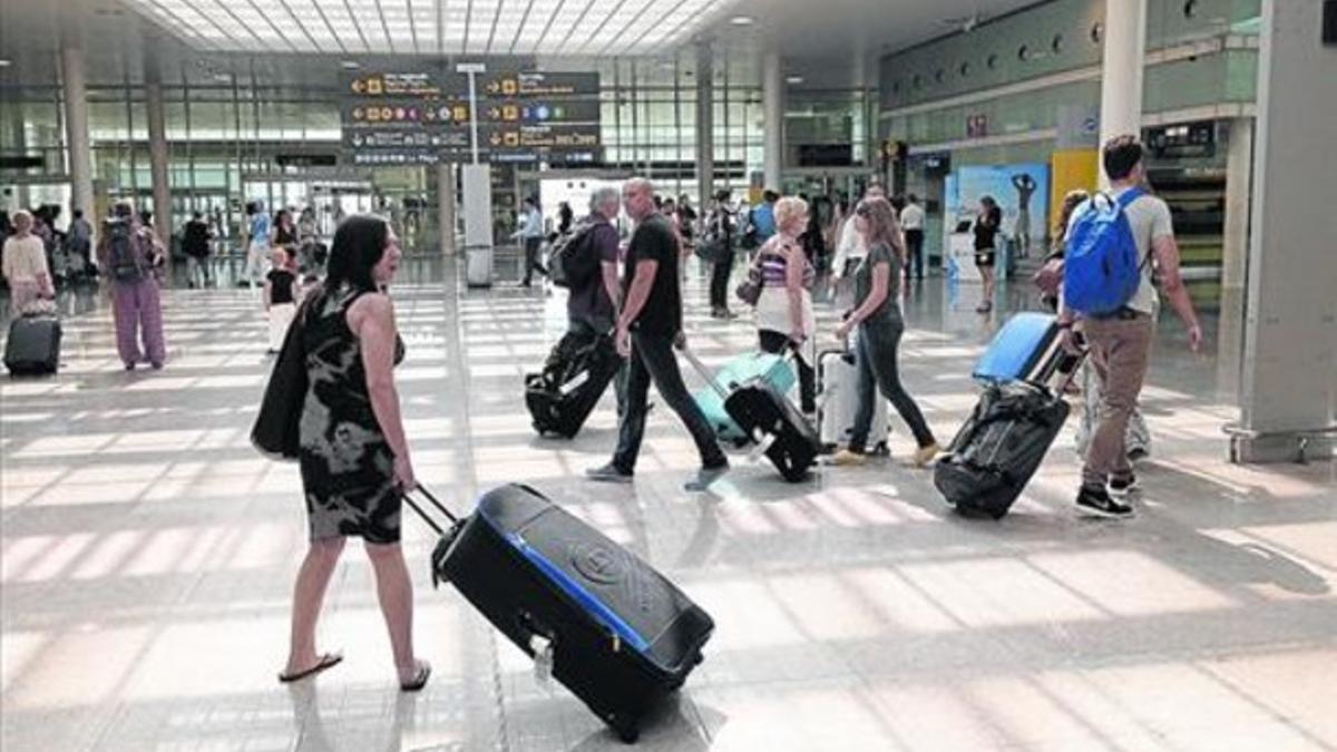 Viajeros en el aeropuerto de El Prat de Barcelona.