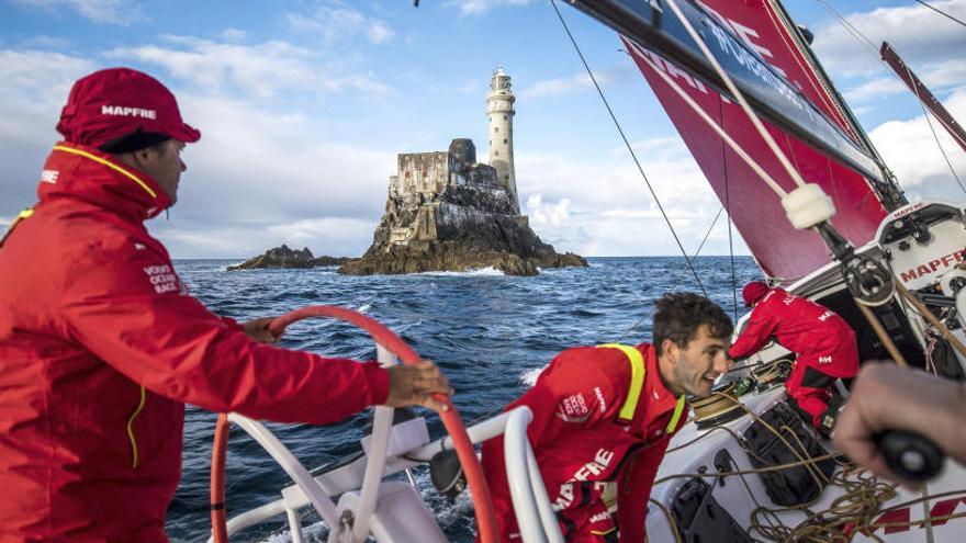 El &#039;Mapfre&#039; acelera y se coloca al frente de una flota muy agrupada