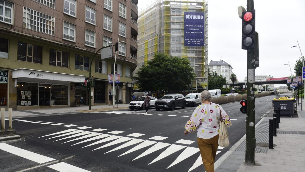 Comienza a funcionar el paso elevado entre Alfonso Molina y Linares Rivas que obliga a reducir la velocidad en la entrada a la ciudad