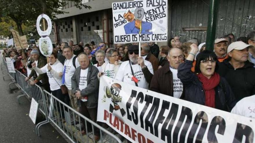 Afectados por las preferentes protestan ante el Parlamento gallego. / xoán álvarez