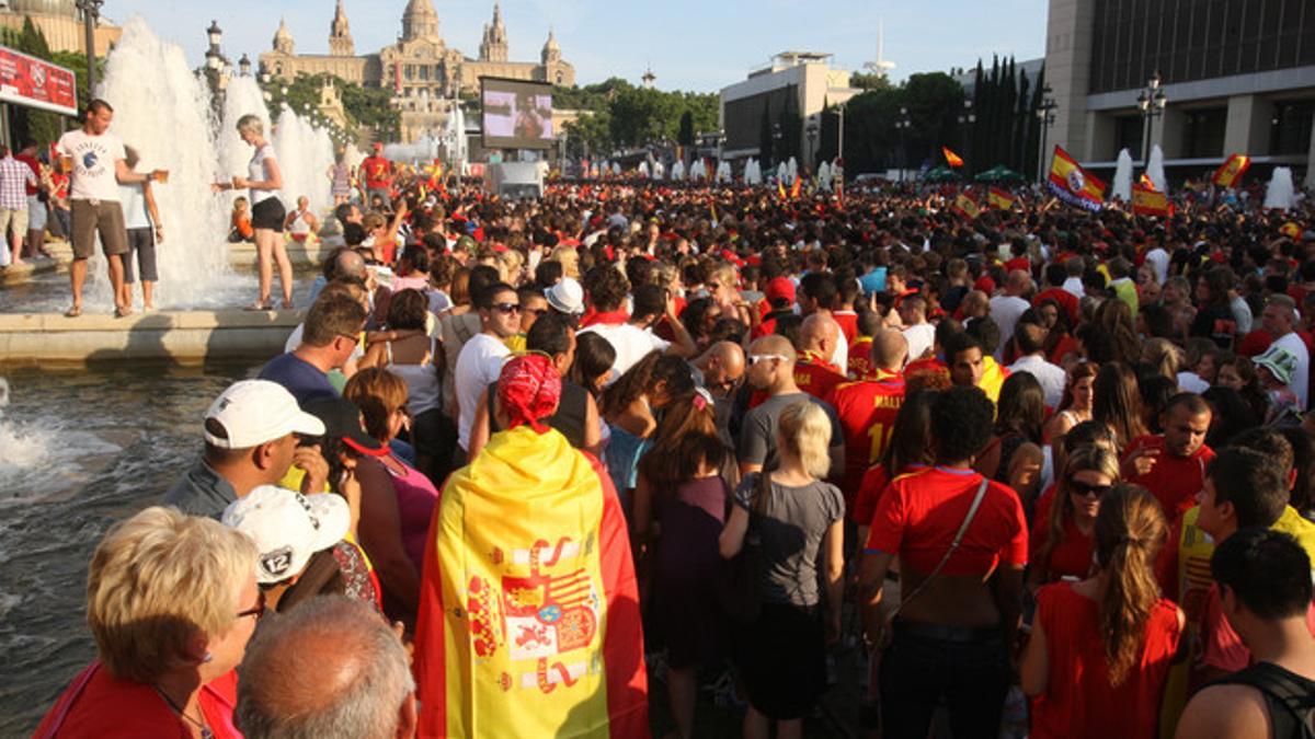 Seguidores de la selección española en la avenida Maria Cristina de Barcelona durante la final del Mundial.