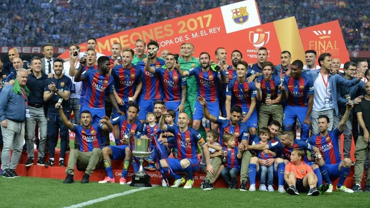 La plantilla del Barça posa con la Copa del Rey en el Calderón.