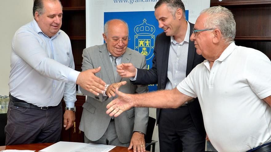 Los cuatro firmantes del convenio se estrechan las manos después del acto en el Cabildo de Gran Canaria