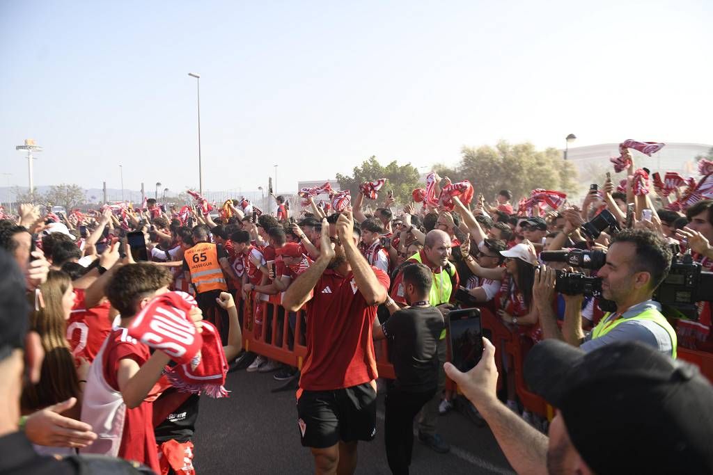 Recibimiento de la afición al Real Murcia antes del partido ante el Nástic
