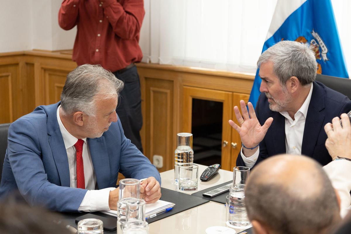 El ministro de Política Territorial y Memoria Democrática, Ángel Víctor Torres (i), y el presidente de Canarias, Fernando Clavijo (d)  conversan durante una reunión en la sede de la Presidencia del Gobierno de Canarias, a 22 de abril de 2024, en Las Palma