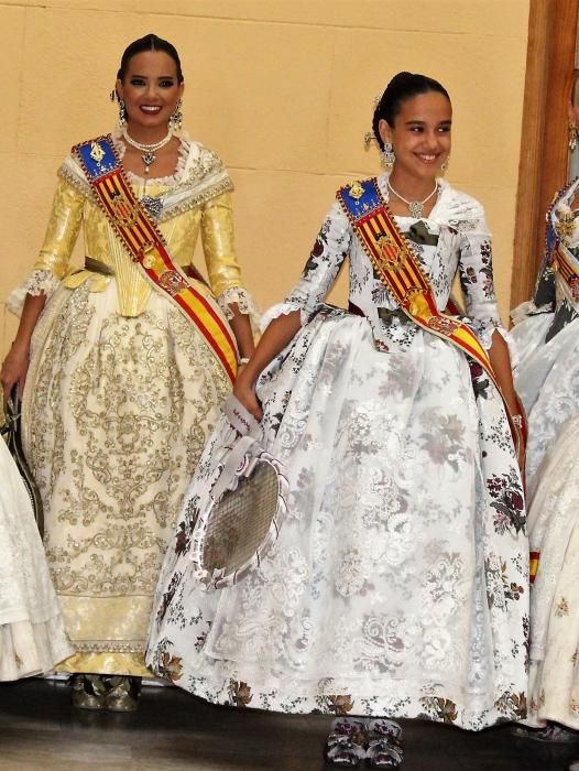 Marina, Sara, Rocío, Daniela y dos generaciones de embajadoras de la fiesta