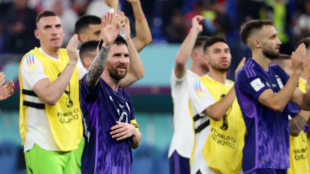 Leo Messi celebra con sus compañeros la victoria ante Polonia