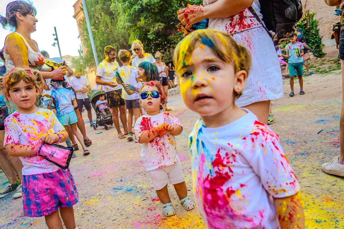 La festa Holi omple de colors els Jardins del Casino de Manresa La festa Holi omple de colors els Jardins del Casino de Manresa