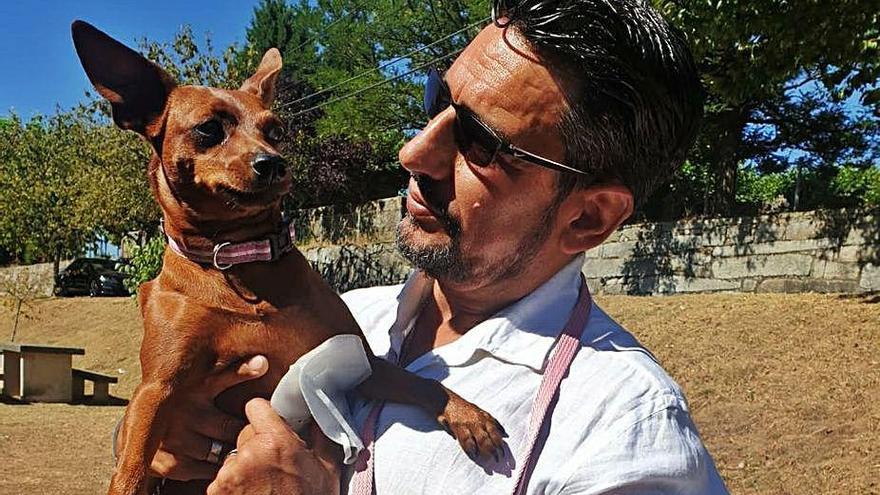 Manuel junto a su perrita Lusi, ya en casa.