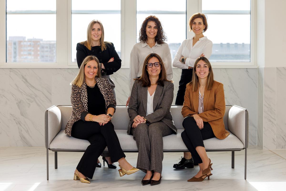 En el centro, Anna Guiró, directora gerente del Hospital Vithas Barcelona, junto al Comité de Dirección del hospital