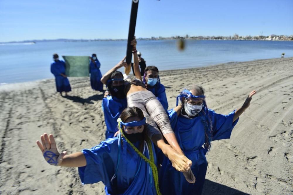 Centenares de personas se concentran en Villananitos para alertar del mal estado del Mar Menor