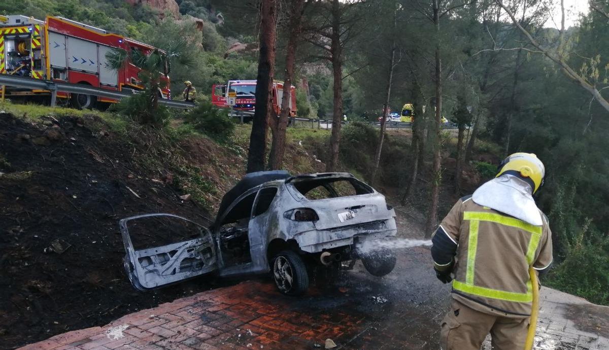 Crema un cotxe a Gavà després d’estampar-se contra una vivenda Crema un cotxe a Gavà després d’estampar-se contra una vivenda
